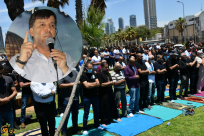 الشيخ د. رائد فتحي خطيباً لصلاة الجمعة أمام مقبرة الاسعاف بيافا